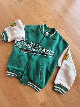 Baseball-Jacke sowie leichte Kapuzenjacke