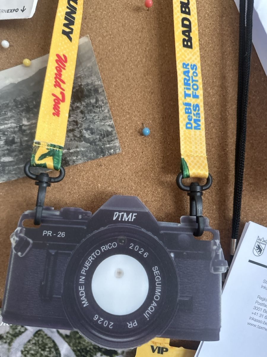 Plaquettes & Badges: DTMF Bad bunny Konzert Kamera – D'occasion à Ittigen par kat_l7tm