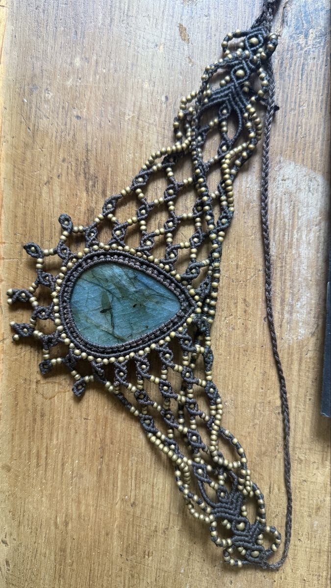 Catenine: Handgemachtes Makrame Labradorit Halsband – Usato da Zürich venduto da NorinaAurora 1