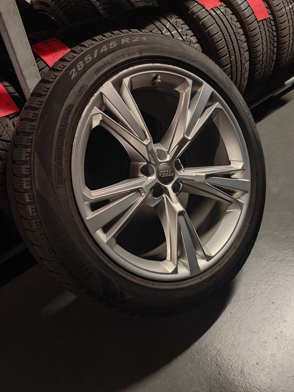Audi Pneus & Roues: Audi Q8 Winterräder – D'occasion à Oberengstringen par Reifen-Lagerverkauf 1