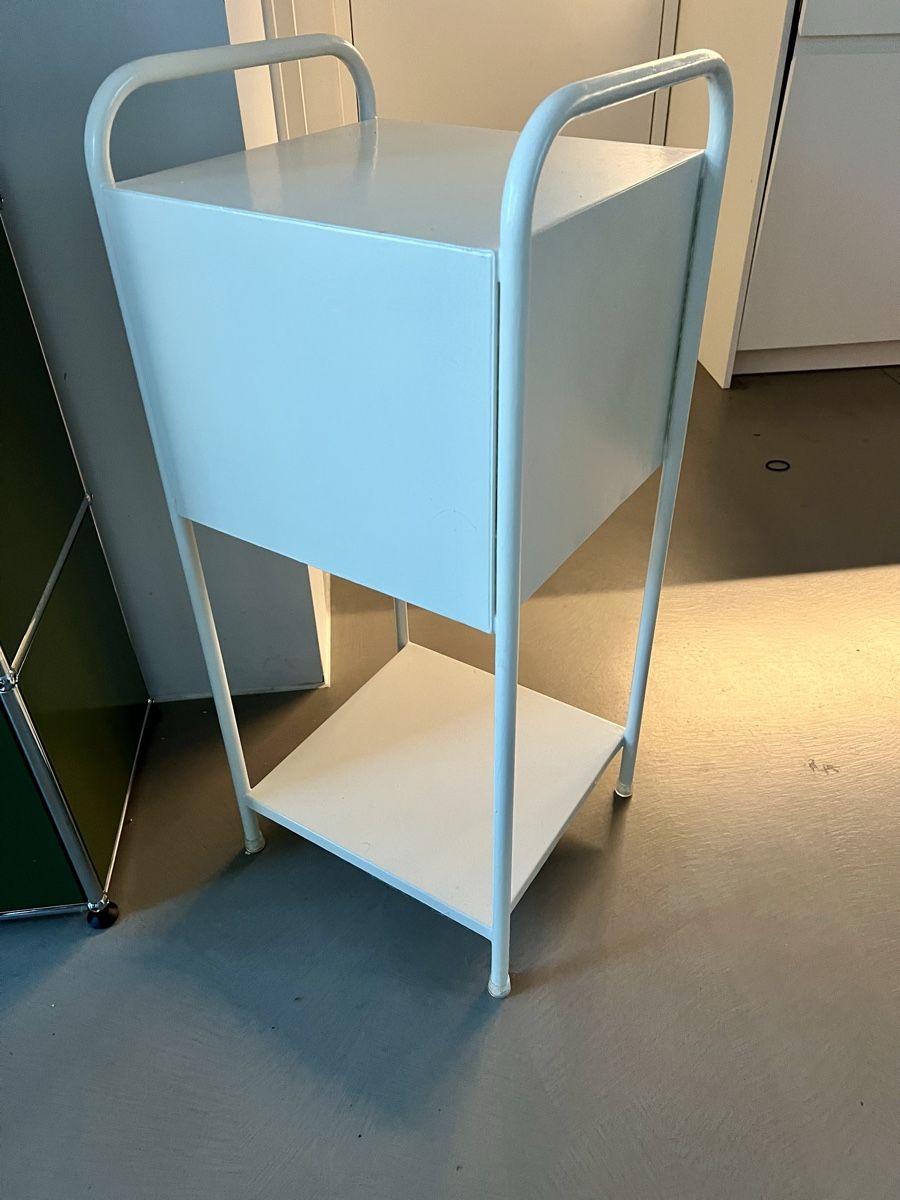 Comodini: Nachttisch, Beistellmöbel aus Metall – Usato da Wabern venduto da La-Vitrine 4