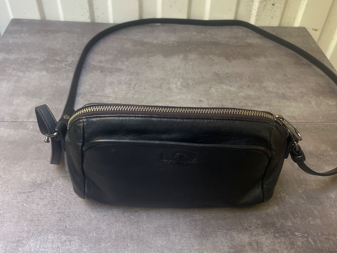 Kipling Taschen für Damen: Original Kipling Leder-Umhängetasche Schwarz 23x14 cm – Gebraucht aus Möhlin von mil_h55x 9