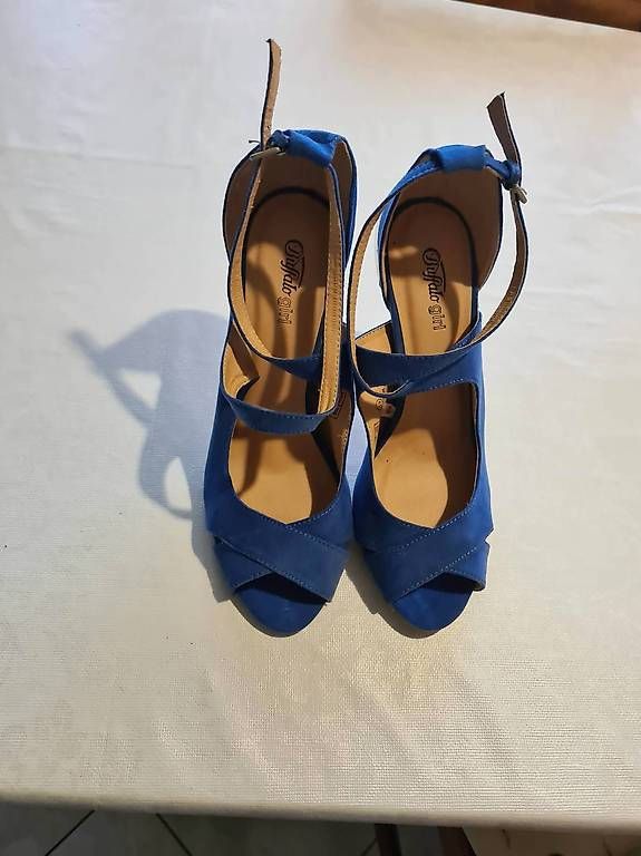 Scarpe da donna: sandales à talons – Usato da La Croix (Lutry) venduto da azzura01