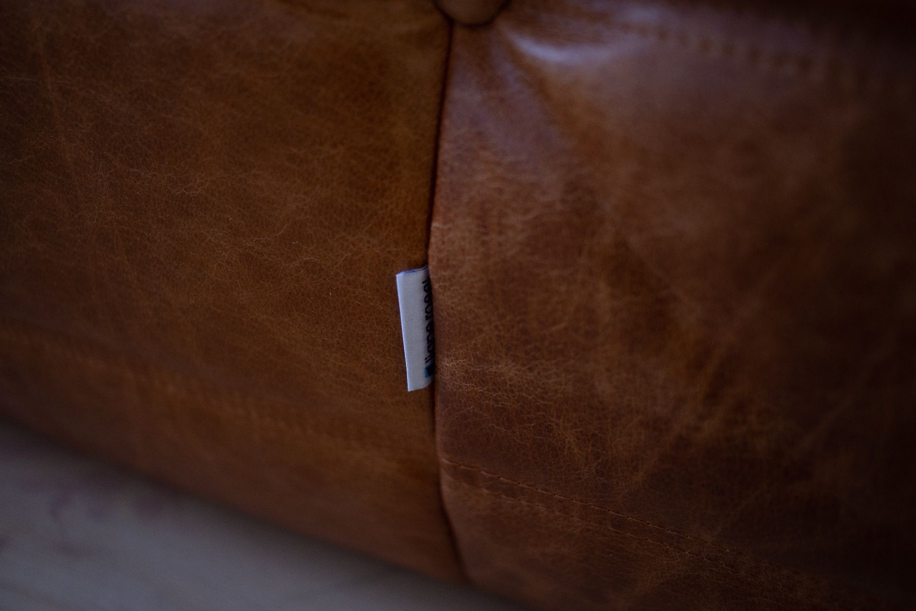 Ligne Roset Sofas: 3er Sofa Togo, neu bezogen mit Leder – Neu (gemäss Beschreibung) aus Zürich von ERATOMIUM 5
