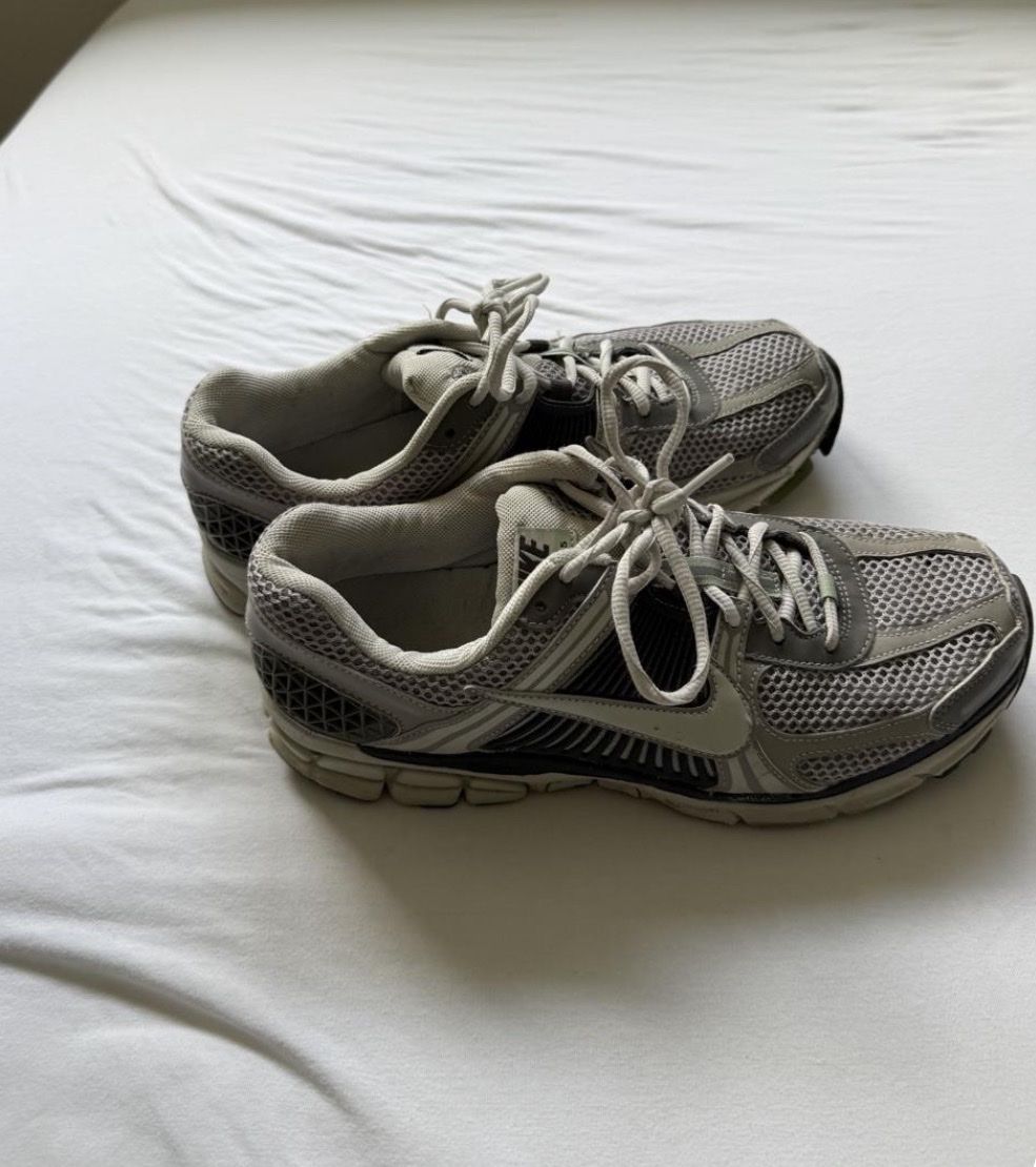 Nike Chaussures hommes: Nike vomero grau – D'occasion à Bottmingen par rou_c79n 1