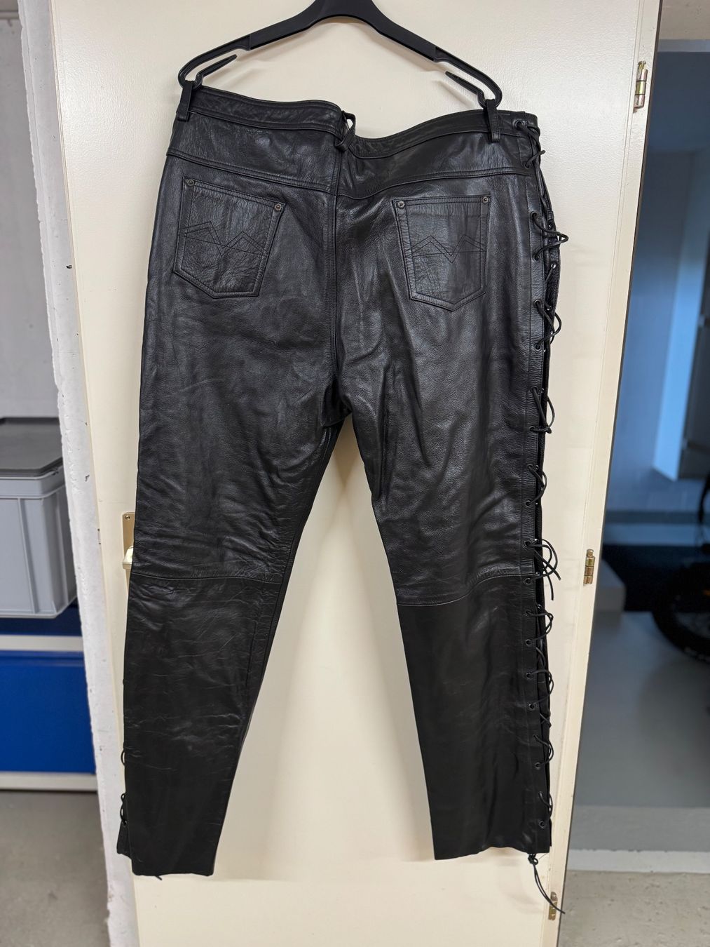 Pantaloni: Schwarze Leder-Schnürr-Jeans,  Größe 48 – Nuovo (secondo la descrizione) da Berg TG venduto da rei_22z6 2