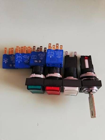 Interruttori: Diverse T+H Taster Schalter Kontrolllampen – Usato da Lengnau AG venduto da Allworker
