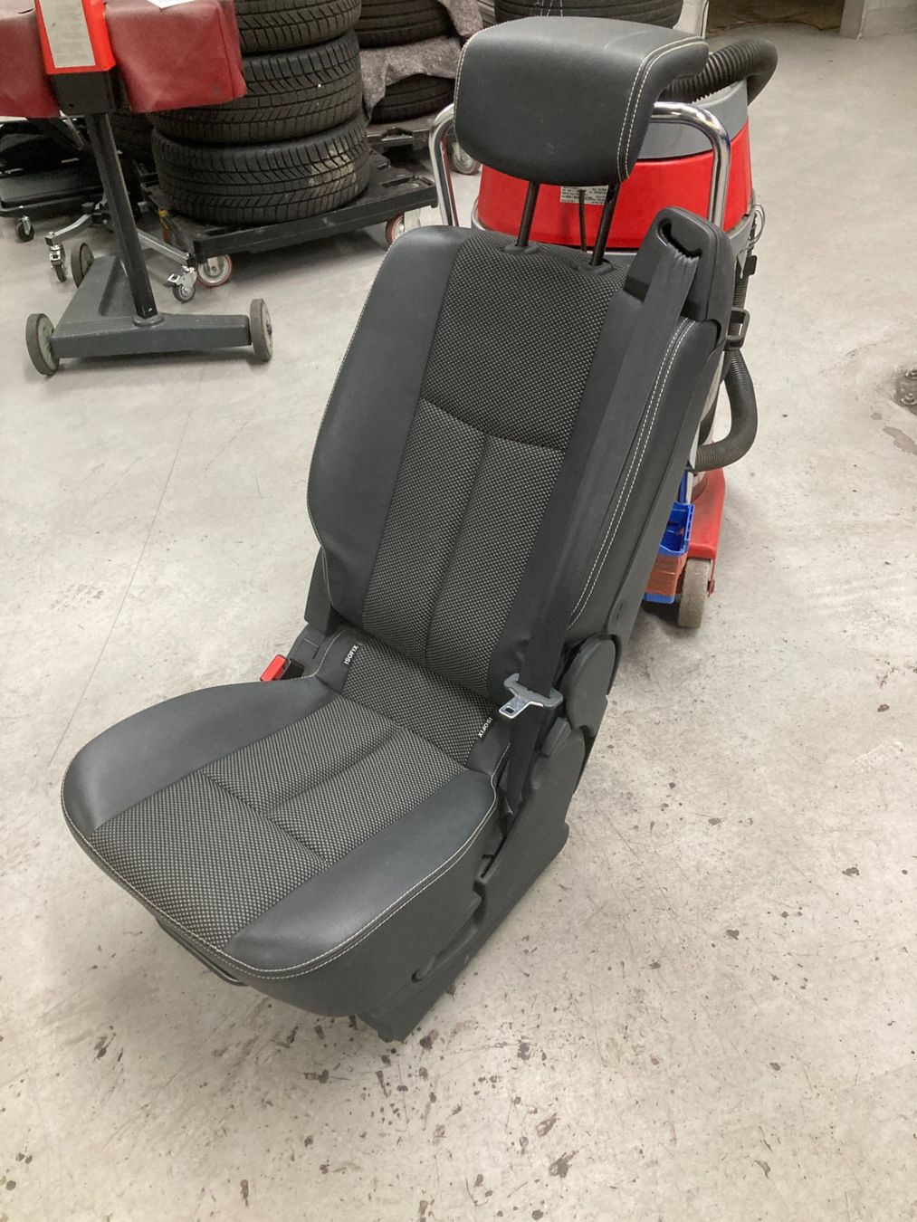Renault Tutti pezzi di ricambio auto: Renault Espace Sitz 3 Reihe – Usato da Cham venduto da WB2223 1