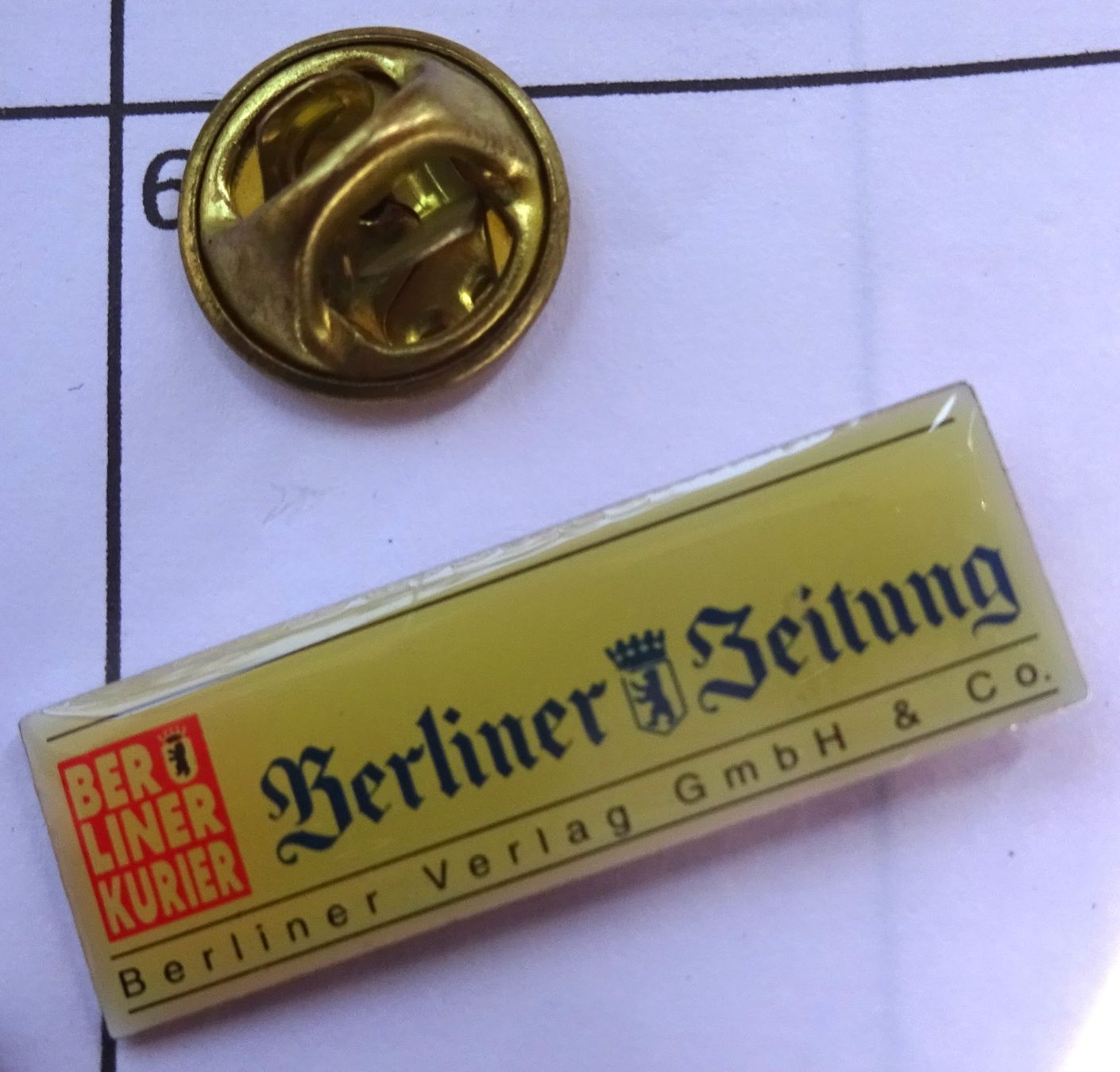 Placchette & Badge: Pin Berliner Zeitung Kurier – Usato da Utzenstorf venduto da BUtter81