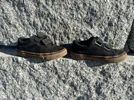 Schwarze Kinder Turnschuhe mit Klettverschluss, Grösse 26.5