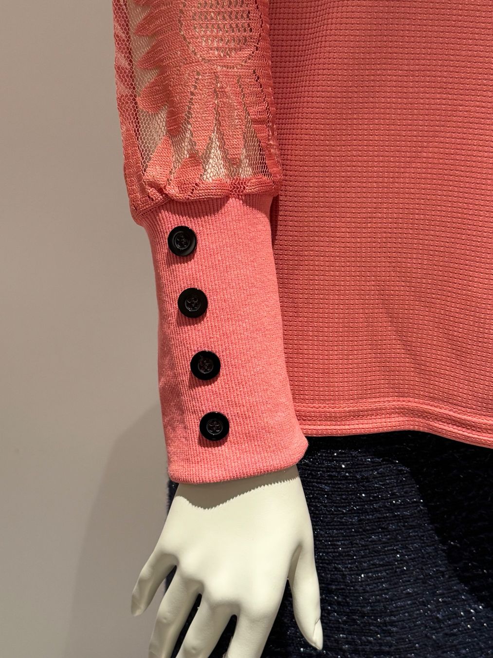 Maglioni & Felpe: Léger pull rose ou rouge dentelle -40 -élégant chic – Nuovo (secondo la descrizione) da Genève venduto da flocon06 4