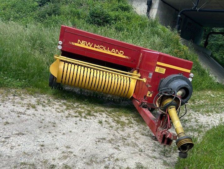 New Holland Tutte le macchine: Une presse New Holland – Usato da Russy venduto da Guenefle 1
