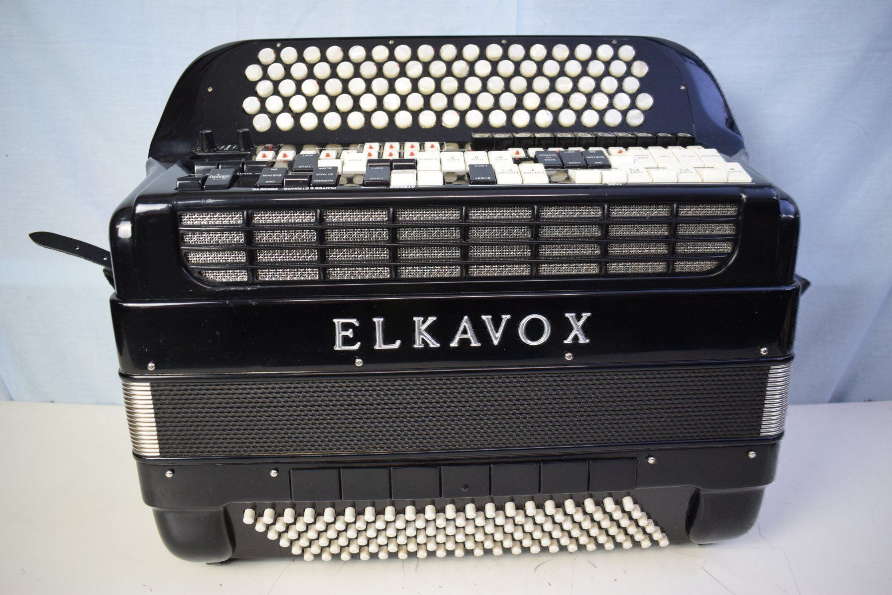 Strumenti musicali: Akkordeon chromatisch Elkavox 83 – Usato da Zürich venduto da baumusik