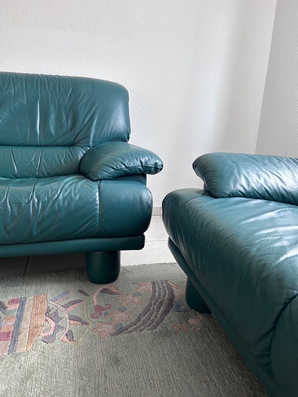 Divani: 2 Ledersofas dunkelgrün, Sitzgarnitur, 2er und 3er Sofas – Usato da Solothurn venduto da dbmd333 3
