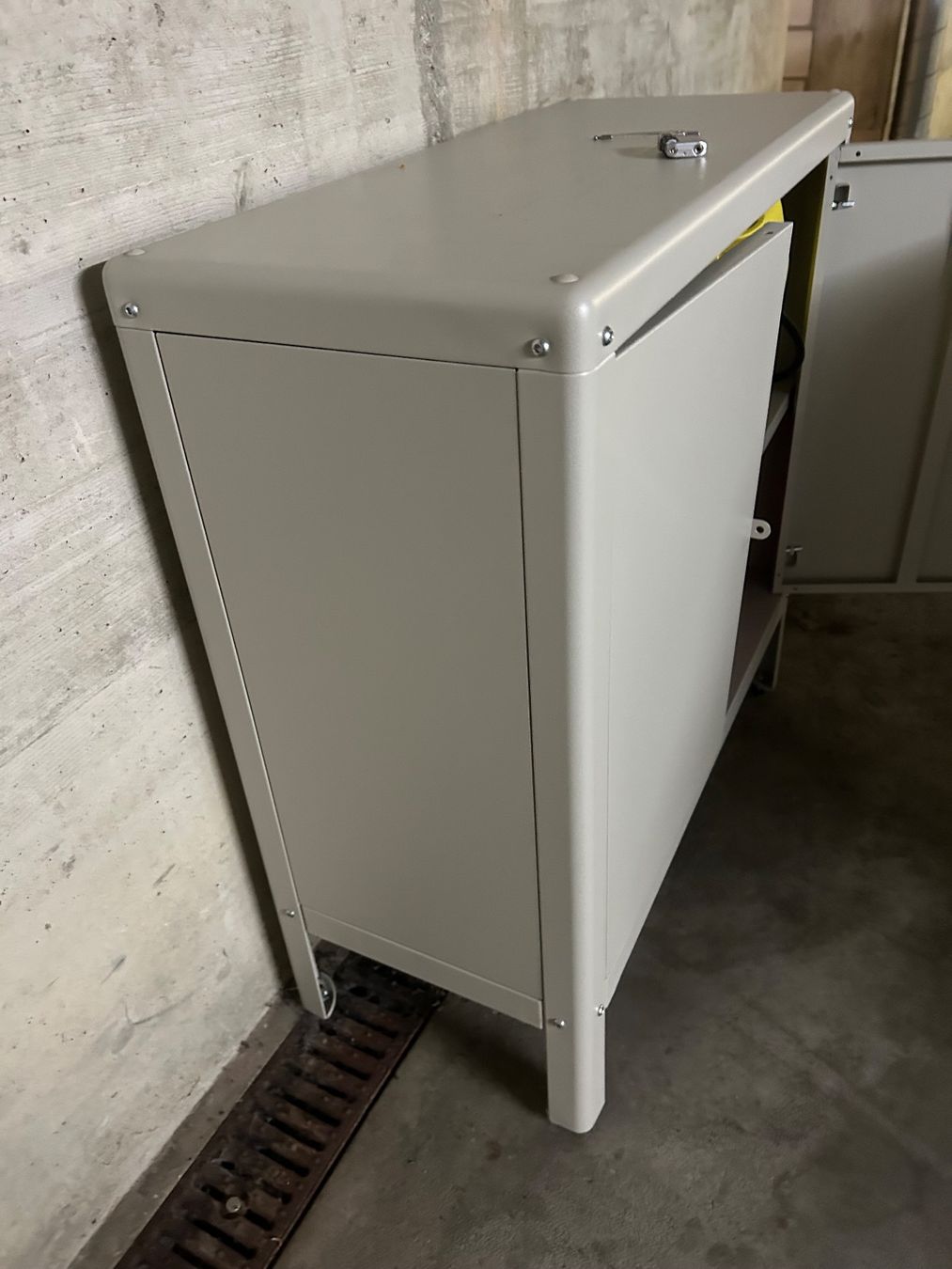 Schränke: Metallscheank – Gebraucht aus Bottmingen von Cesar1234 2