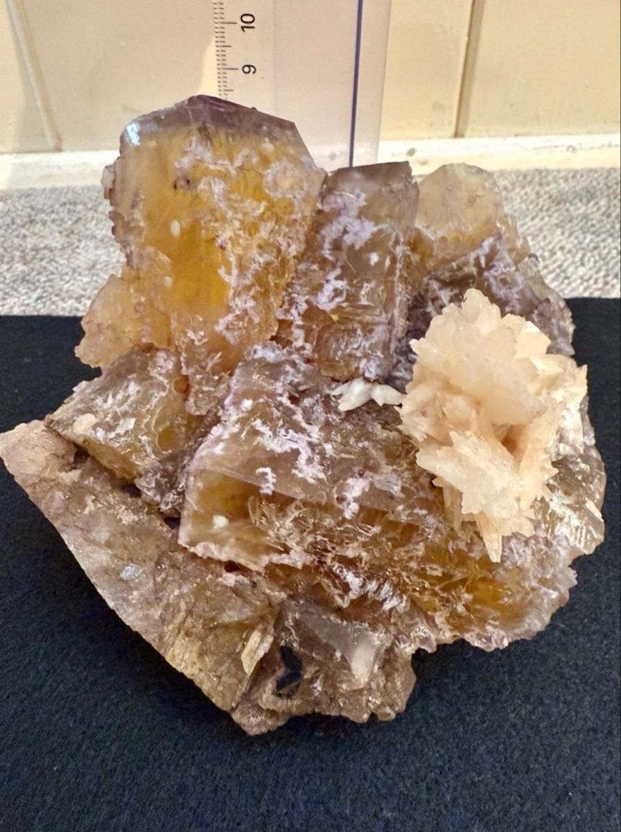 Minéraux & Lithothérapie: Grosse Fluoritstufe mit Kristallaggregat / 1.3 Kg. – D'occasion à Schattenhalb par Oodaaq 5