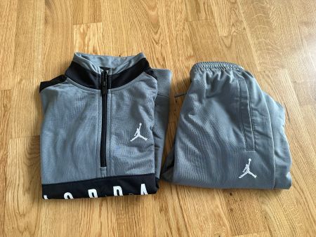 Jordan Trainer Hose und Pullover  Gr 146