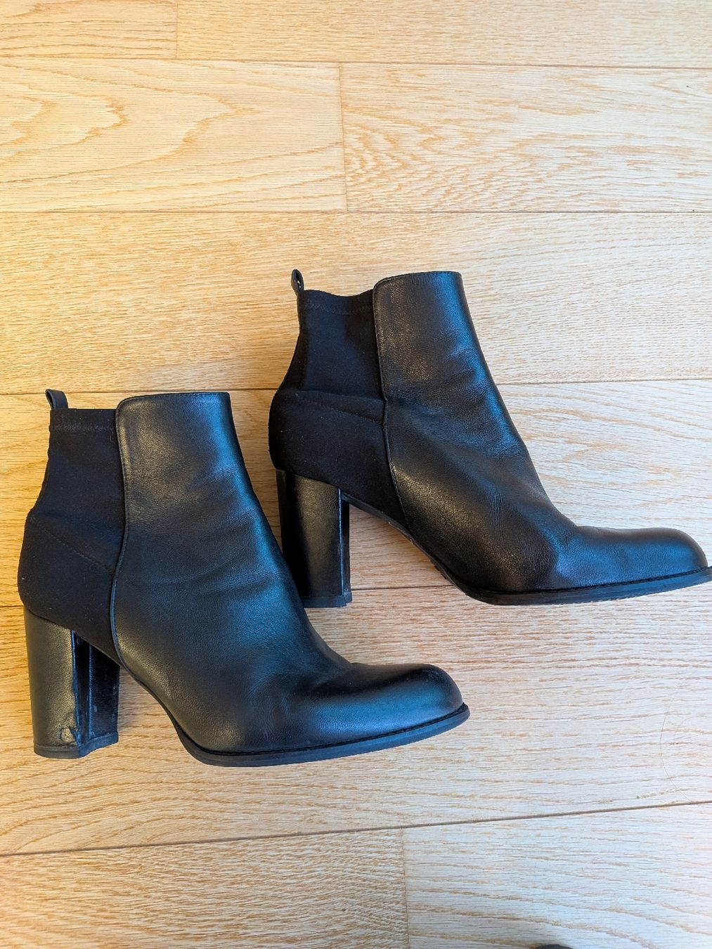 Stuart Weitzman Scarpe da donna: Stuart Weitzman Leder Booties mit Absatz, 36.5 – Usato da Winterthur venduto da Prishy