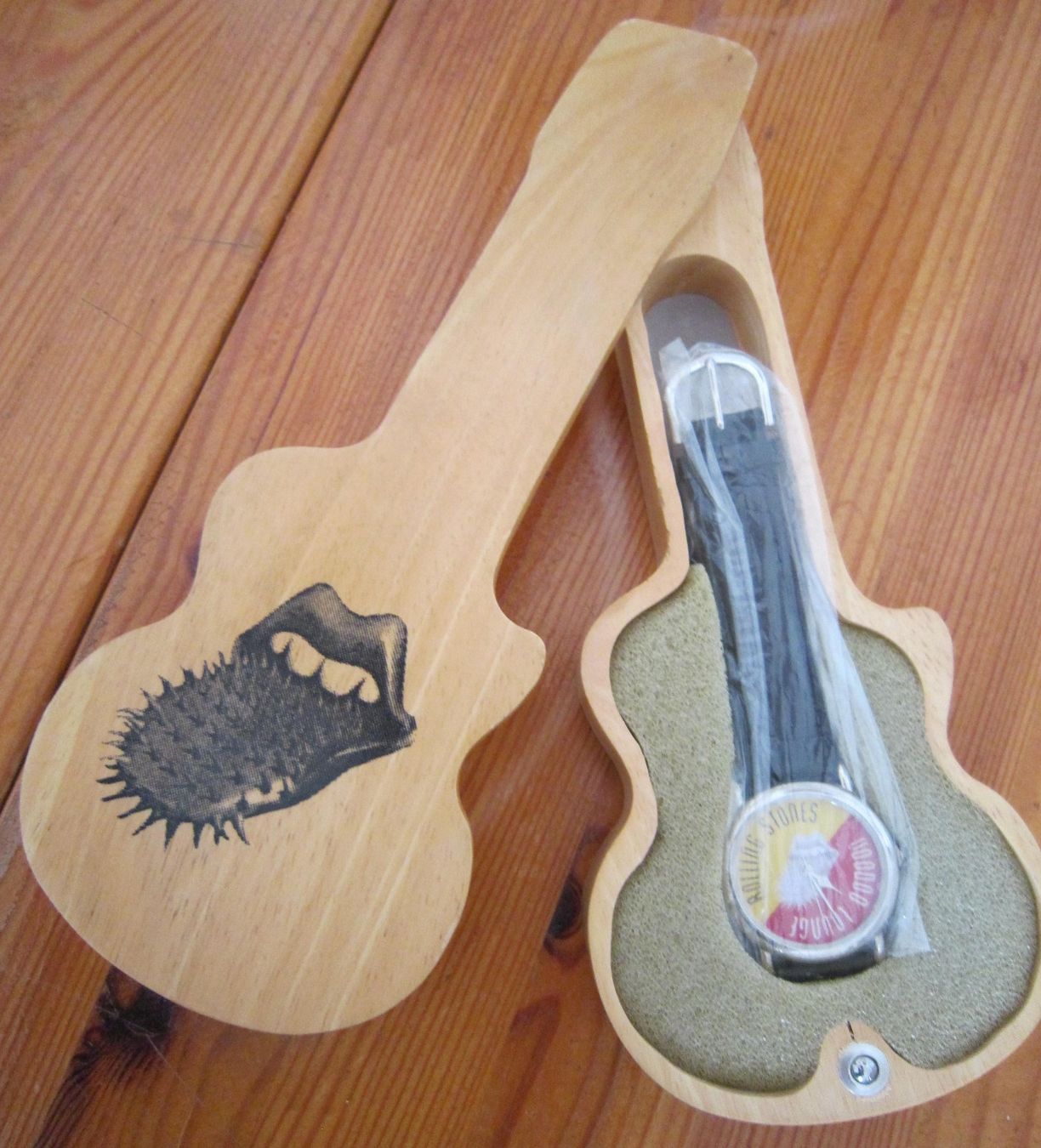 Orologi: Holzgittare mit  Rolling Stones Uhr – Nuovo e nell'imballaggio originale da Münsingen venduto da Rocking 1
