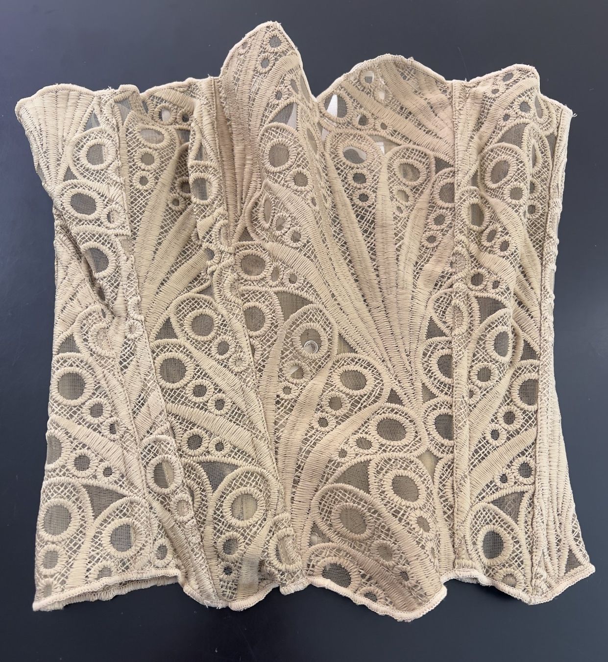 Tops: Sandfarbiges Spitzen-Bustier – Neu und originalverpackt aus Zürich von Naebeli 3