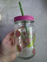 Neues Glas mit Strohhalm und Blumenmotiven