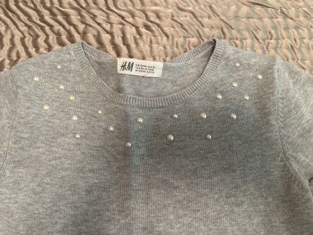 Kleid H&M grau mit Perlenbesatz Grösse 134/140