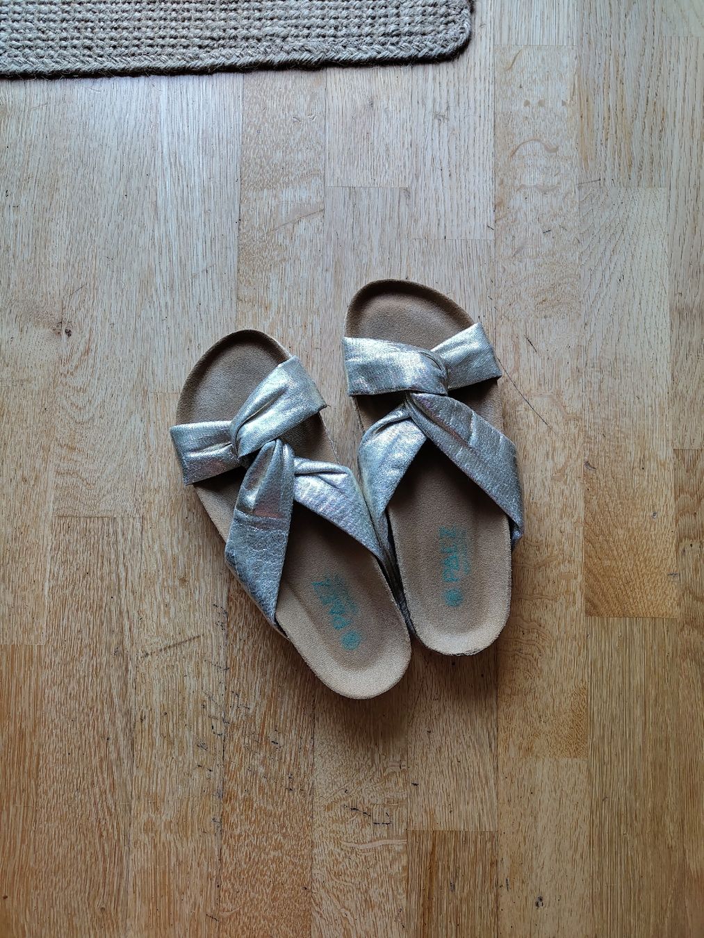 Chaussures femmes: goldigen Schlappen  – D'occasion à Ostermundigen par cam_f76v