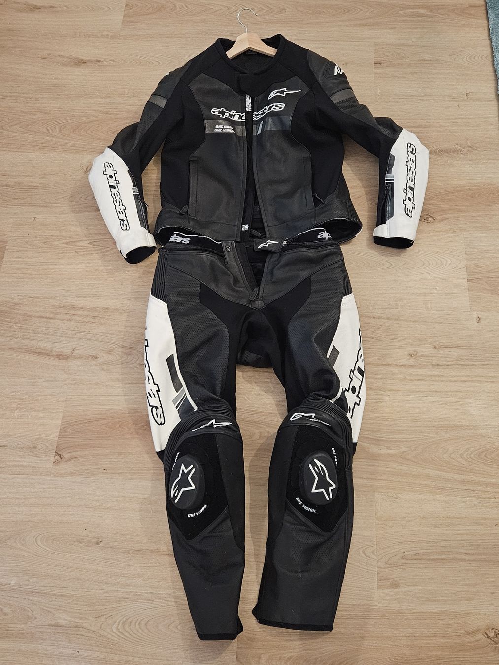 Alpinestars Vestes: Alpinestars GP-Force Chaser Lederkombi 2-Teiler – D'occasion à Hildisrieden par Endermore 2