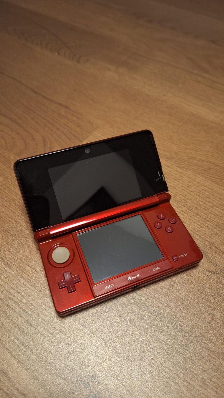 Nintendo Console: Nintendo 3DS Rot Metallic – Usato da Bachenbülach venduto da 4player4 1