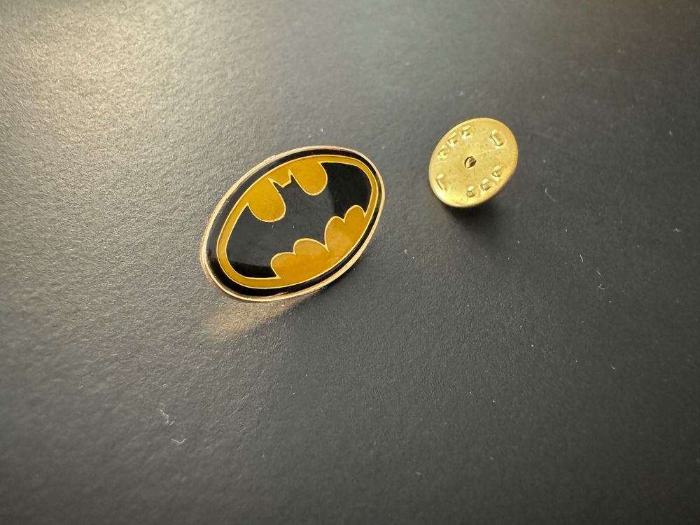 Batman Pin Original Logo Comic signiert hinten | Kaufen auf Ricardo