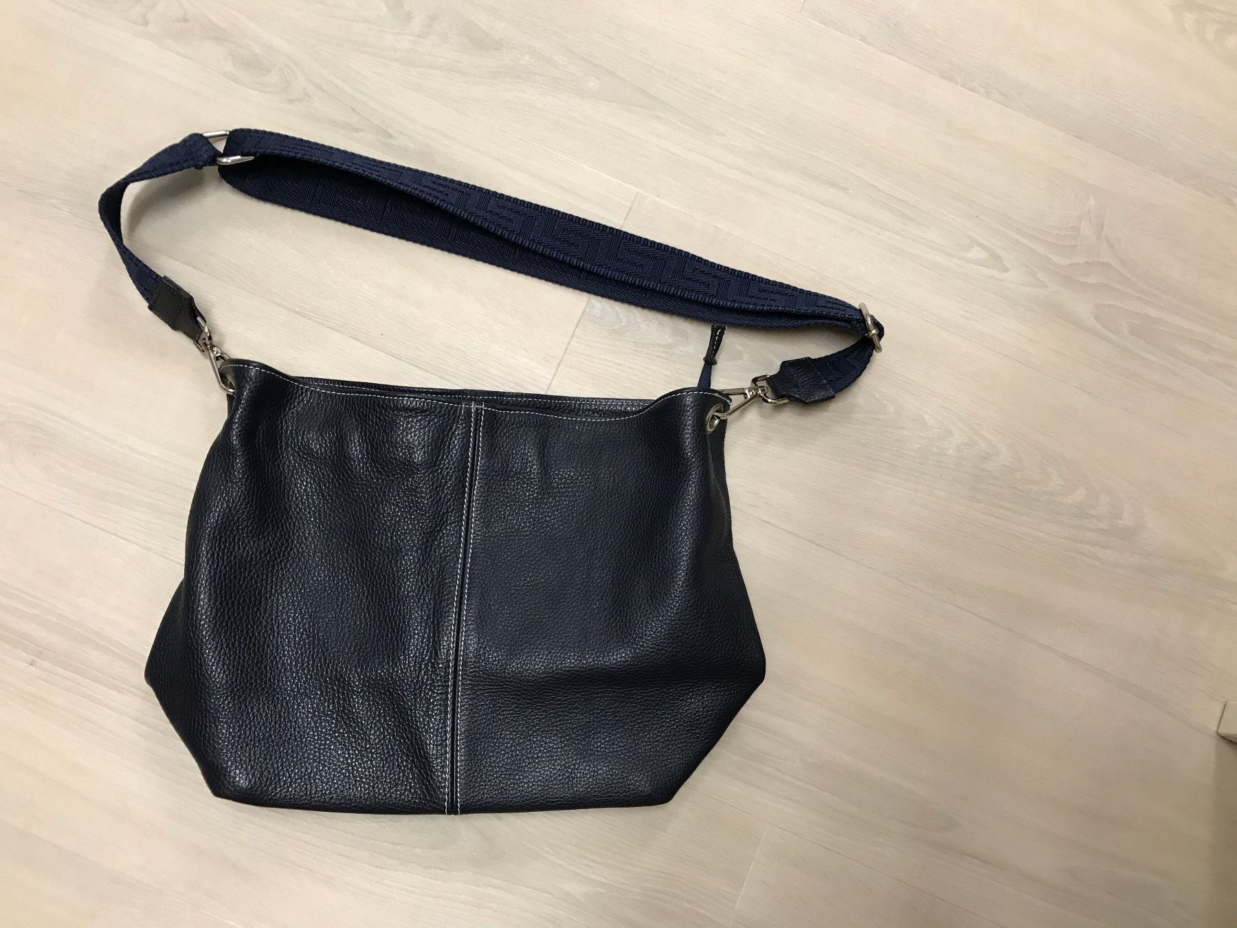 Taschen für Damen: LEDER-Tasche, d.blau / mit Schulterriremen und Innenfächern – Gebraucht aus Dübendorf von nerino03