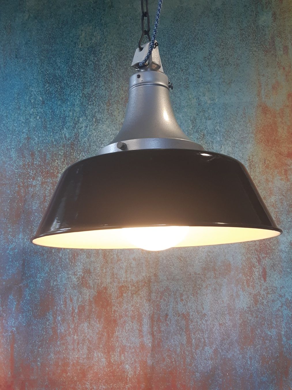 Lampade: Alte Emaille Industrie Lampe – Usato da Winterthur venduto da lampenretter