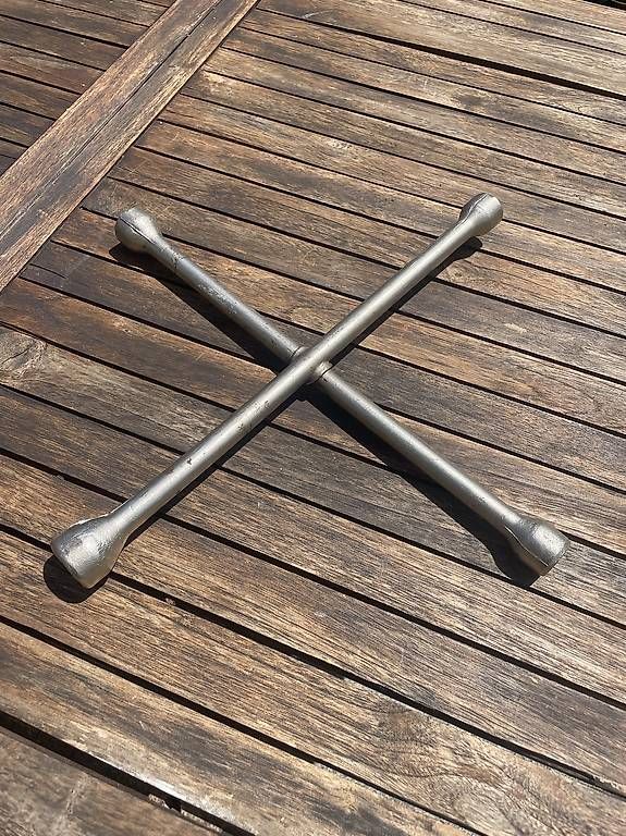 Tutti gli attrezzi: Clé à croix pour roues – Usato da Neuchâtel venduto da Delabays 1