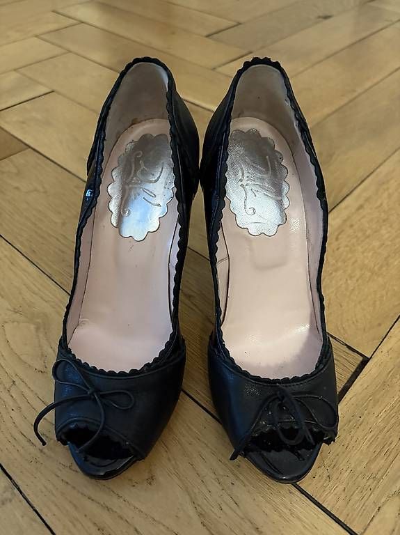 Scarpe da donna: Peeptoe Pumps | Leder & Lack schwarz | Dalí – Usato da Zürich venduto da ahe_7gq2 2