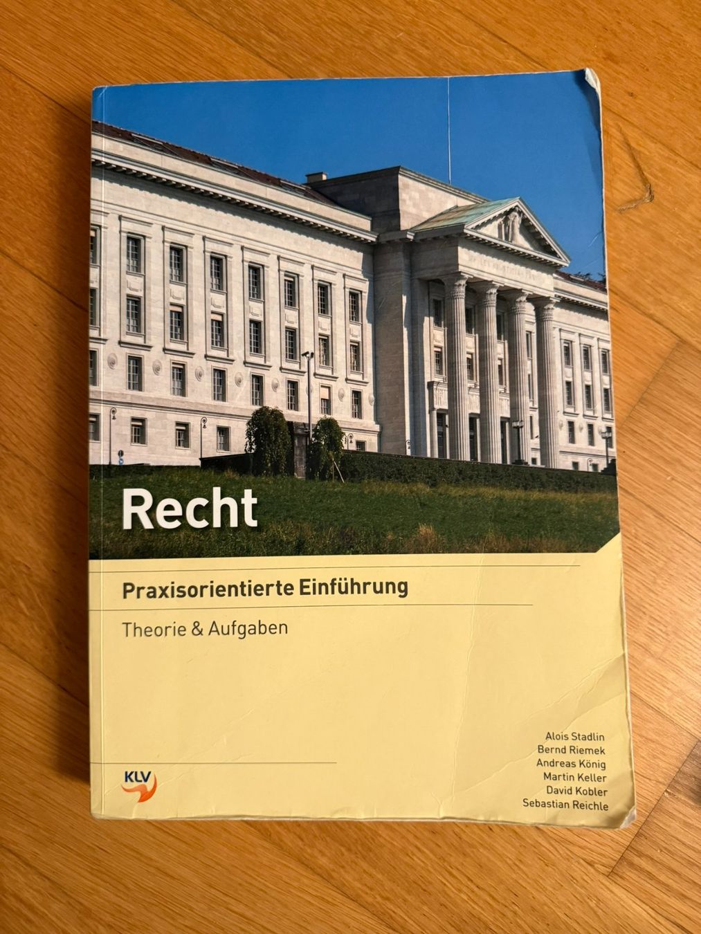 Libri: Recht Praxisorientierte Einführung, KLV, benutzt – Usato da Adliswil venduto da lmezei