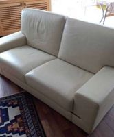 Canapé en cuir crème, élégant et confortable