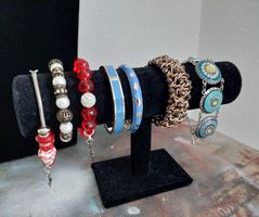 Konvolut: Sieben Armbänder, Modeschmuck, ungetragen