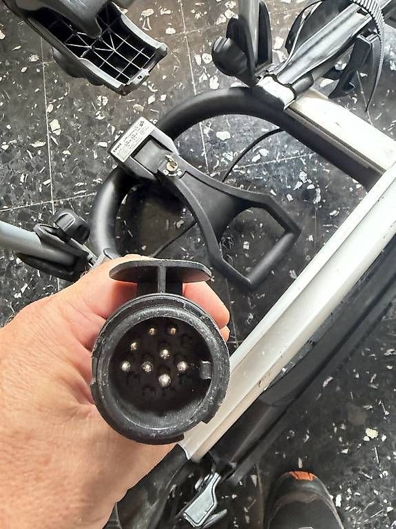Box da tetto: Porte-vélos Thule pour coffre utilisé. 2 vélos – Usato da Versoix venduto da Pfalconnet 1