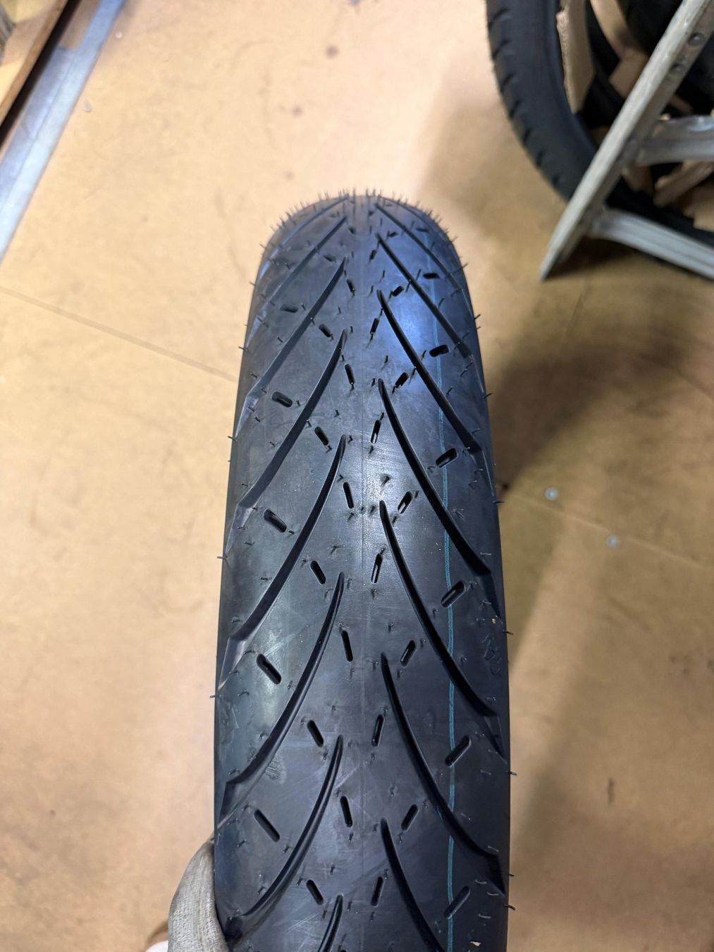 Metzeler Pneumatici & Ruote complete: Metzeler Roadtec 01 4.00-18 64V DOT4921 – Nuovo (secondo la descrizione) da Otelfingen venduto da ccracing