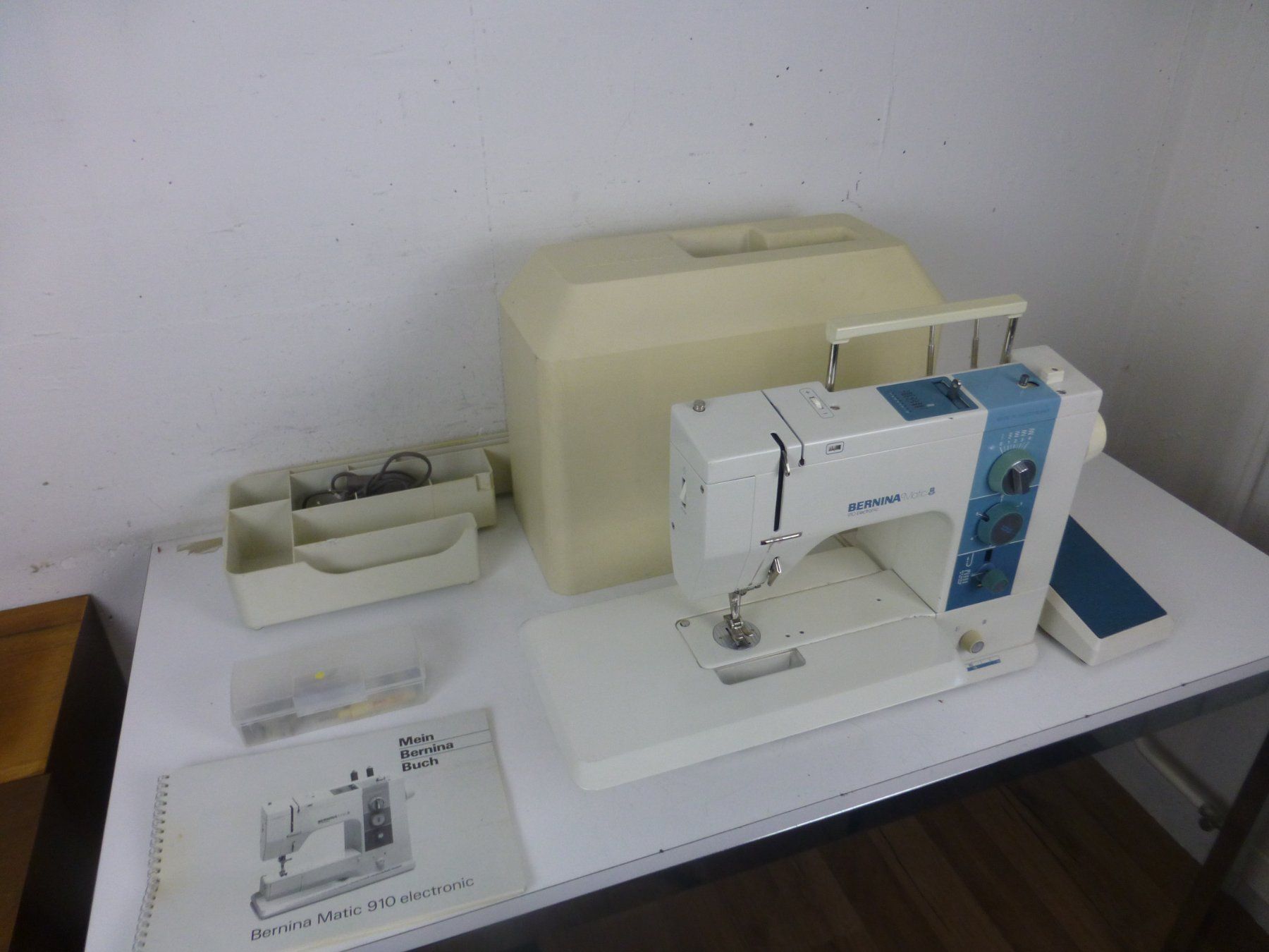 Bernina Macchine da cucire: Nähmaschine Bernina 910 mit Koffer – Usato da Fahrweid venduto da ekv 1