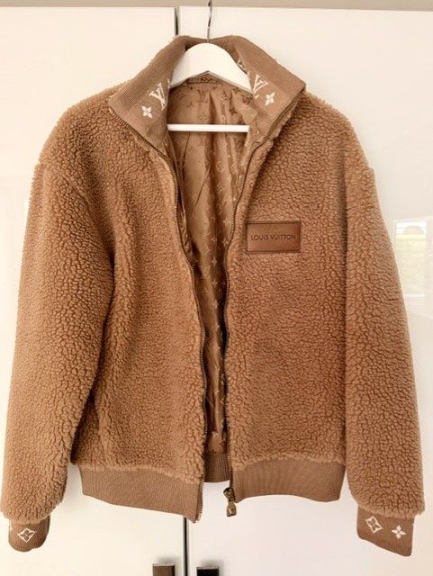 Louis Vuitton Giacche: Louis Vuitton Leather Patch Fleece Blouson - Braun – Nuovo (secondo la descrizione) da Dübendorf venduto da kerstinbrisbane