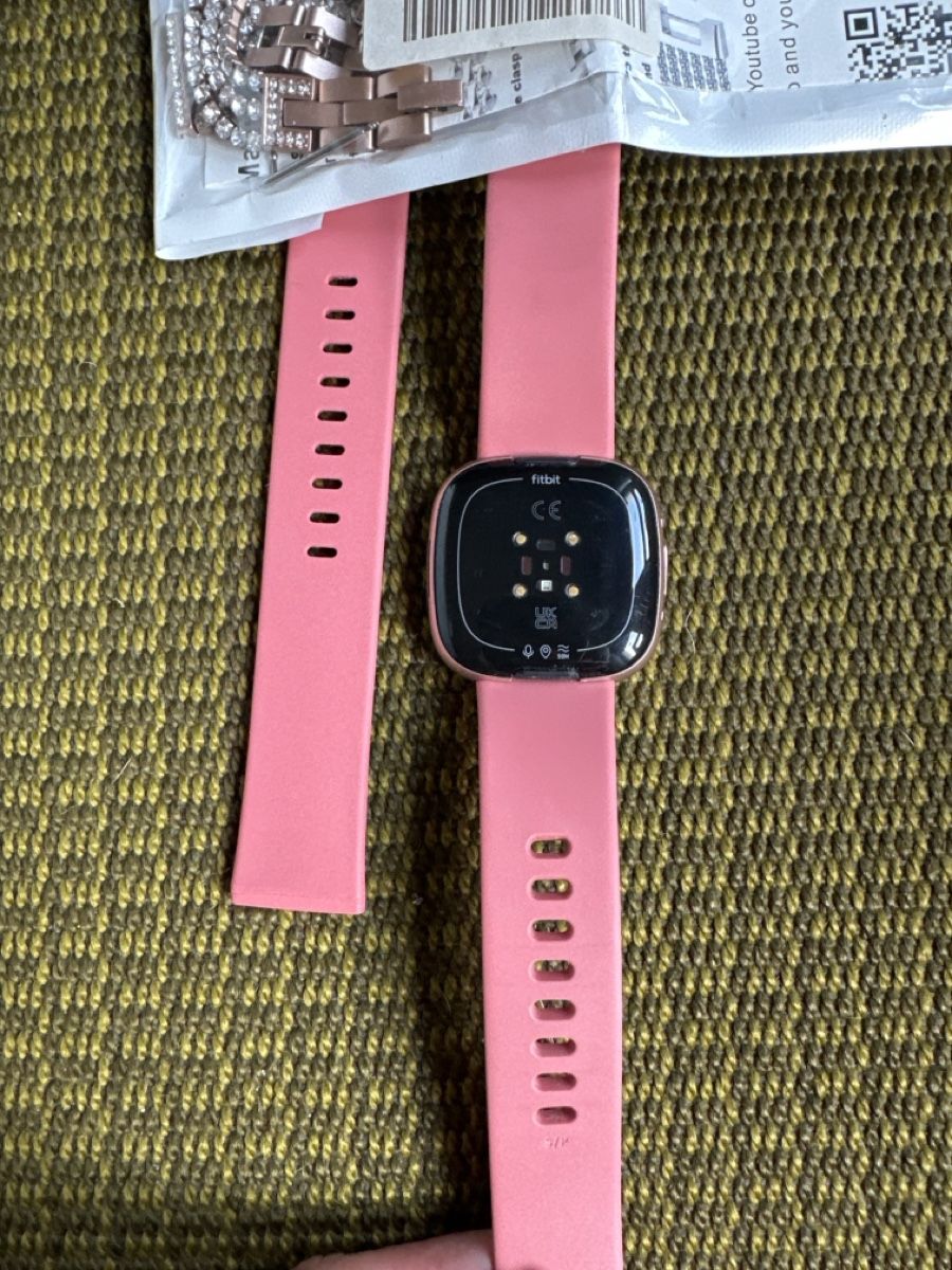 Fitbit Smartwatch: Fitbit versa 4 mit Zubehör  – Gebraucht aus Basel von Marlise015 2