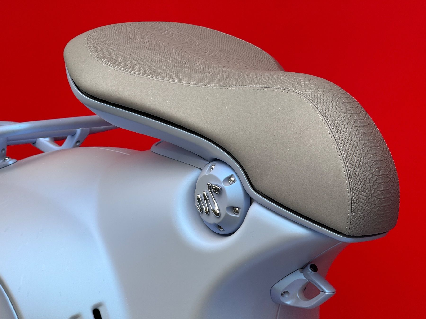 Vespa Scooters: Vespa 946 Snake – Neu und originalverpackt aus Meggen von leupimoto 6
