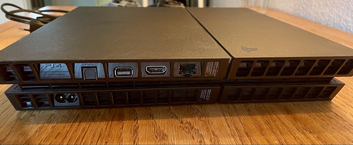Sony Konsolen: Sony PlayStation 4 mit zwei Controller – Gebraucht aus Basel von DSpata 1