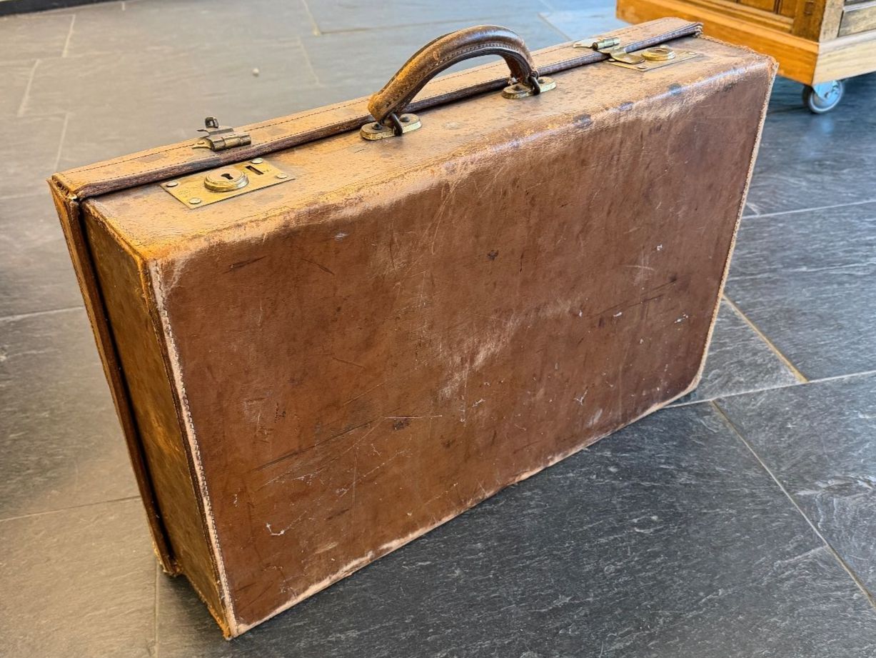 Valigie: Antiker Reisekoffer mit Einlage. – Usato da Zürich venduto da TPur 2