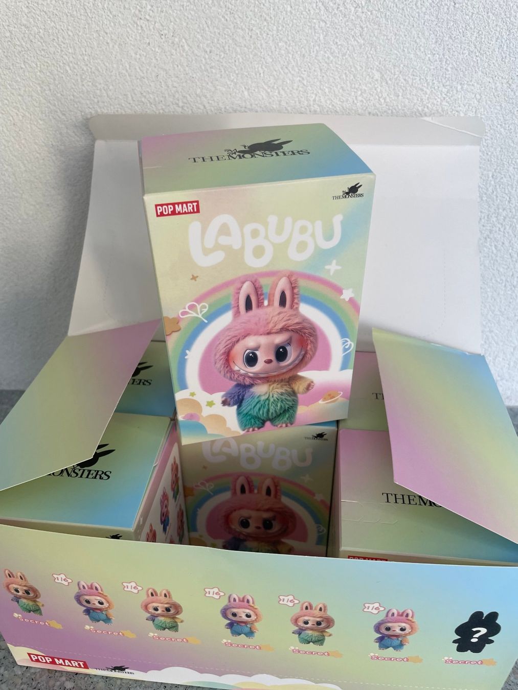Bambole: Lafufu / Labubu "The Rainbow" The Monsters" – Nuovo e nell'imballaggio originale da Schaffhausen venduto da krokodilgena