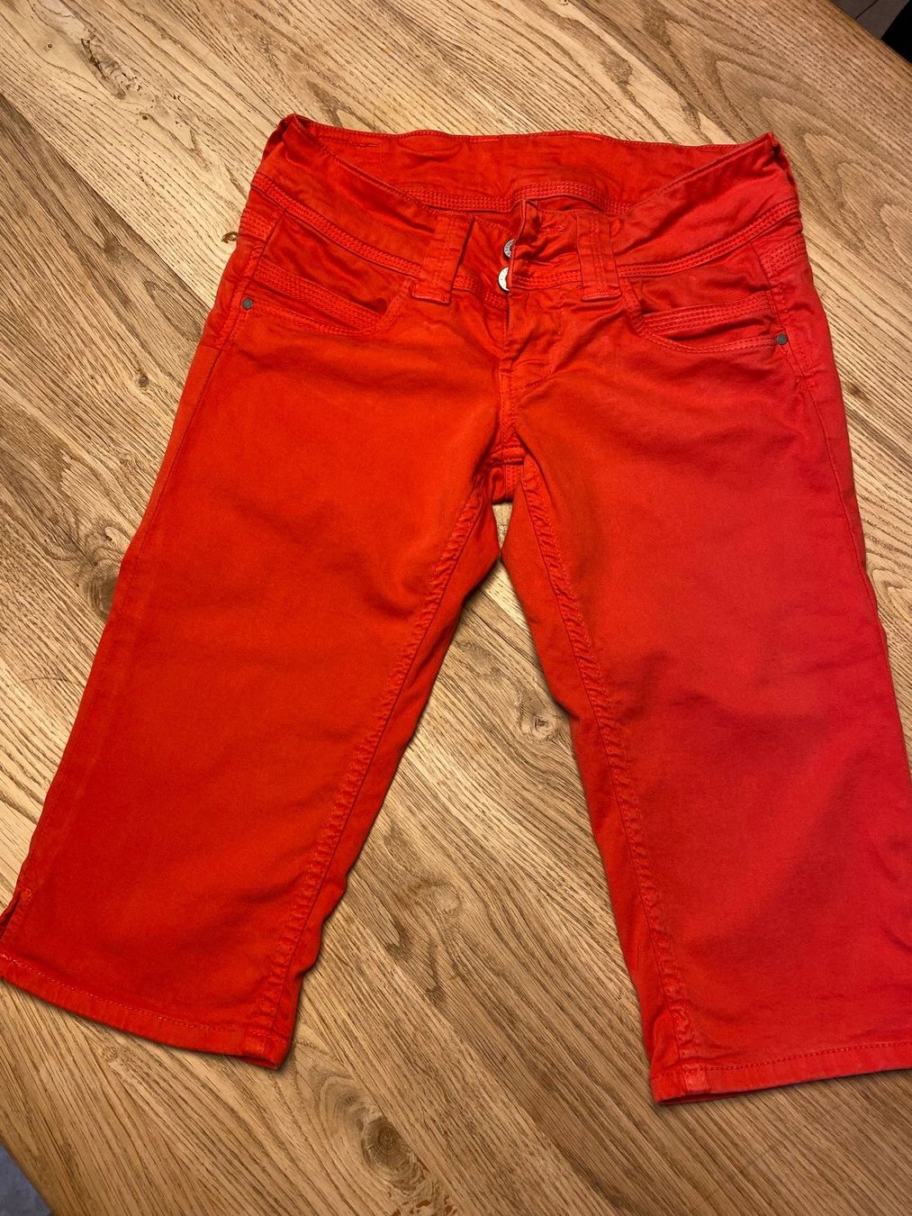 Pepe Jeans Jeans: Pepe Jeans Venus Crop, Gr. 27, rot – Gebraucht aus Bourguillon von Jemalu