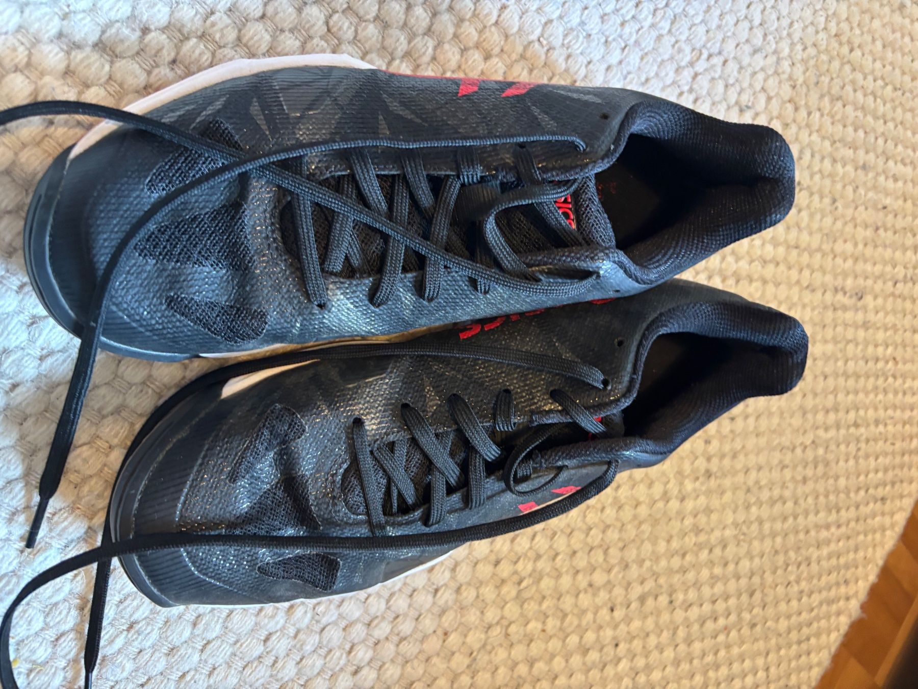 Asics Scarpe da uomo: Asics Hallenschuhe schwarz rot – Usato da Winterthur venduto da nicolap16