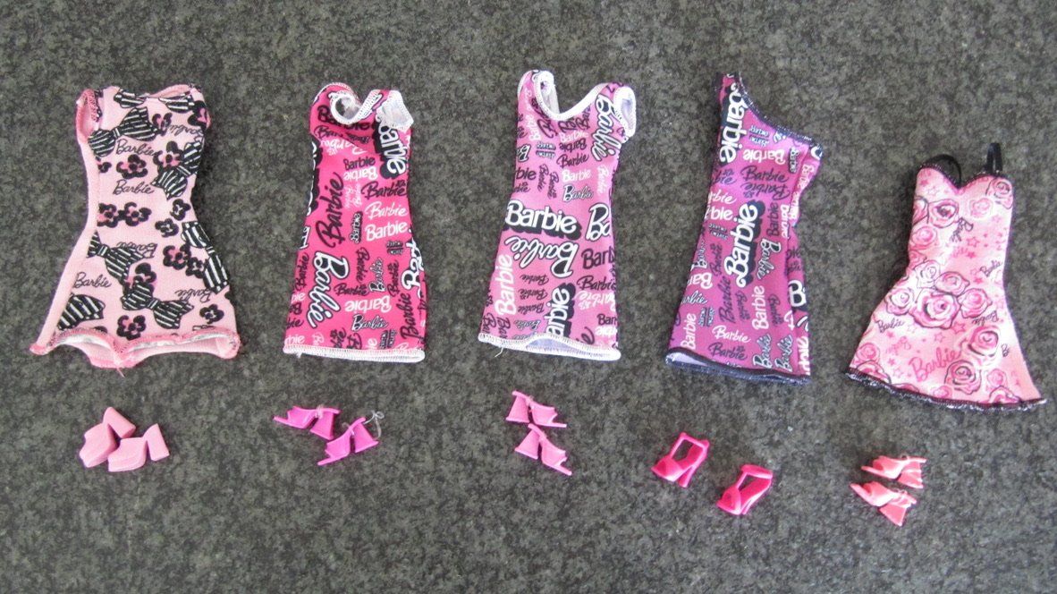 Bambole: Barbie Kleider Set, 5 Kleider + 5 Schuhe – Usato da Brunnen venduto da Kiwiland1