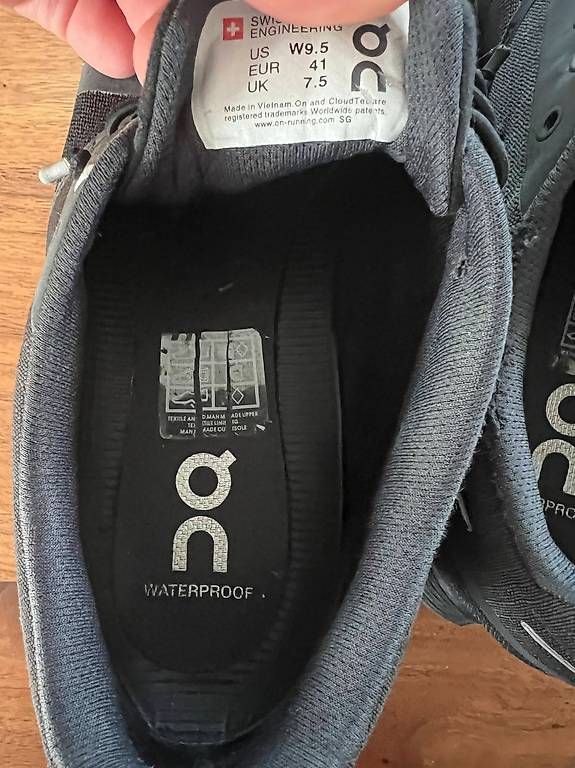 On Scarpe da uomo: On Cloud Waterproof wasserdichte Sneakers Grösse 41 – Usato da Arlesheim venduto da SKA_4144 3